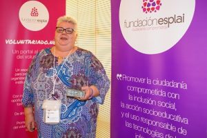 En la fotografía se ve a Carmen Lago mostrando su premio