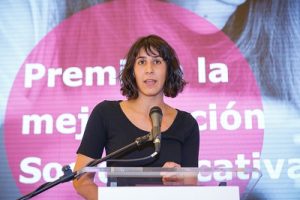 En la fotografía está Paula Cueto enseñando el premio