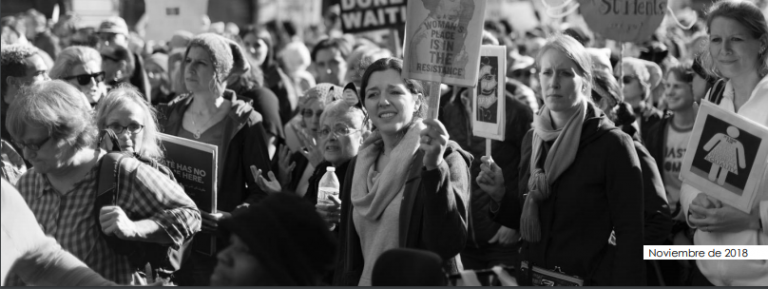 mucha gente con pancartas